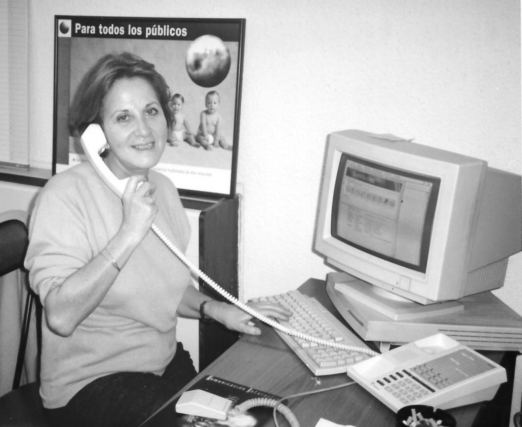 Maribel Hoyos, atiende a los clientes