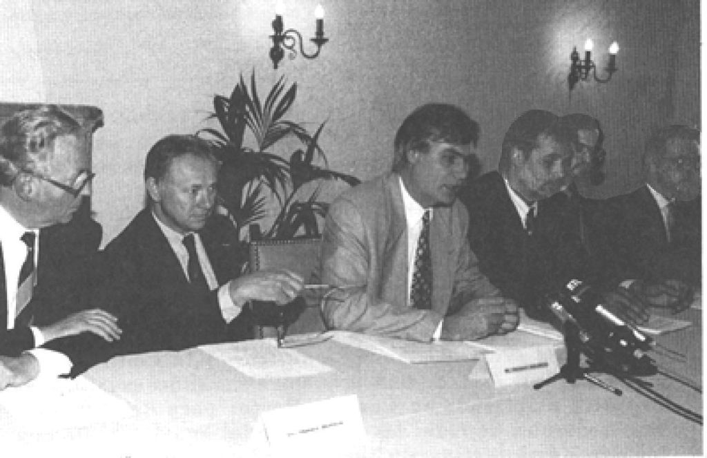 El primer ministro de Luxemburgo, Jacques Santer –primero por la izquierda– se reúne con los promotores de Europe Online.