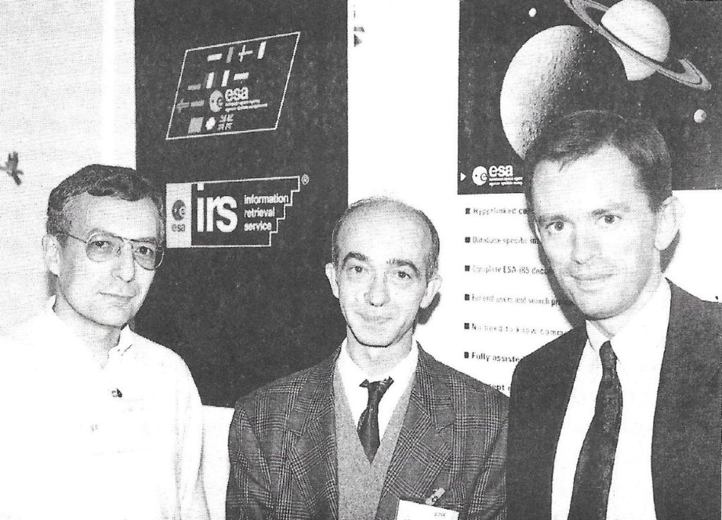 Mariano Sanz Fernández de Córdoba (INTA, Madrid), Ricardo López Velasco (INTA, Torrejón de Ardoz), Fernando García Maura (ESA-IRS, Frascati). En la feria Documat'94, Gijón.