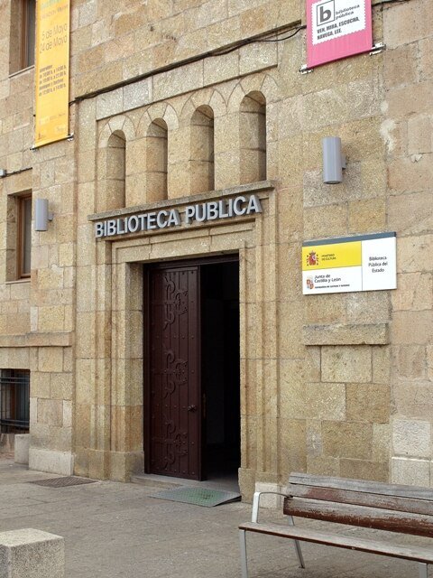 Entrada a la Biblioteca Pública de Zamora
