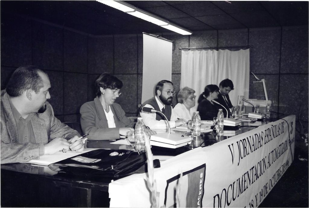 Felipe Zapico Alonso (ADAB), Paloma Portela Peñas (Sedic- ADBS), Juan Miguel Menéndez Llana (Aabaom, moderador), Adelaida Román Román (Cindoc), Àngels Massisimo Sánchez de Boado (Cobdc) y Félix De Moya Anegón (Universidad de Granada).