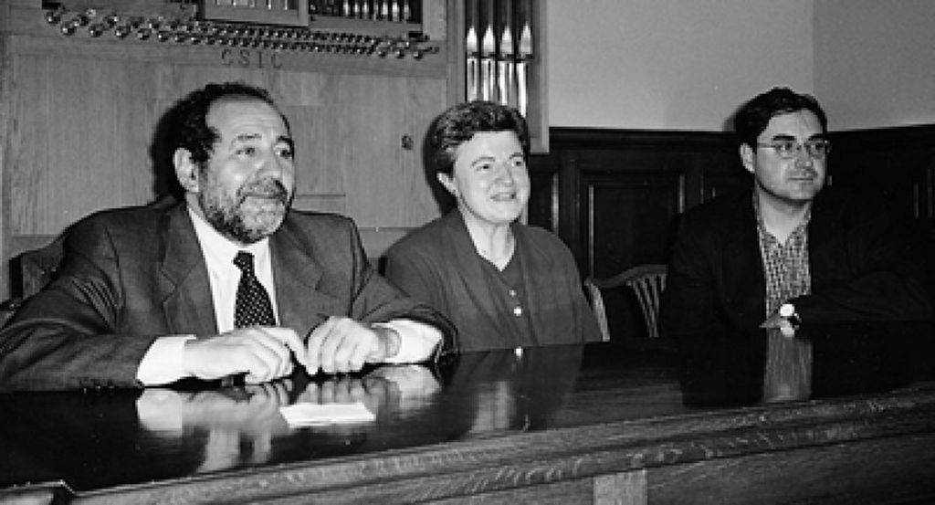 Joan Bravo Pijoan (Idescat), Concepció Miralpeix Ballús (EUBiD Barcelona) y Alfons Cornella Solans (Esade) en el acto de presentación del Anuario Socadi 1998.